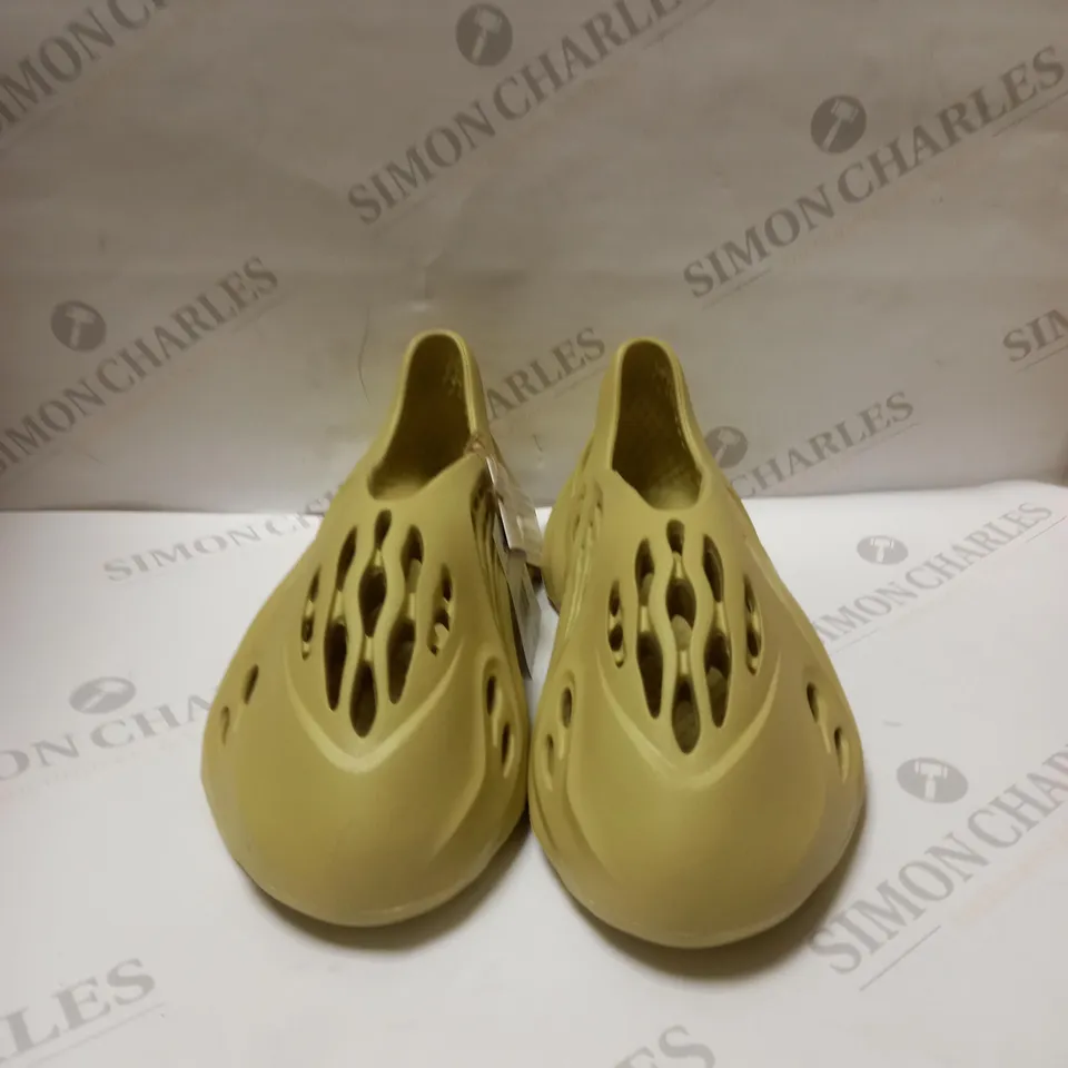 ADIDAS YEEZY FOAM RUNNERS SIZE 9