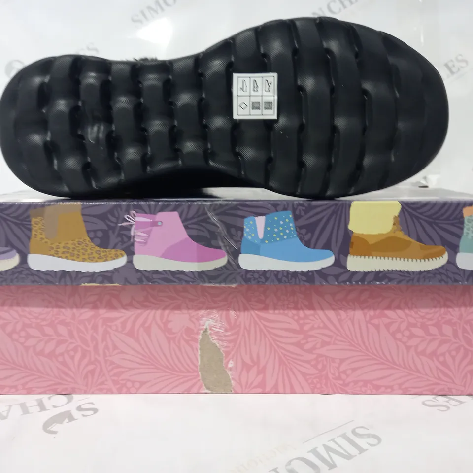BOXED PAIR OF SKECHERS GO WALK BOOTS IN BLACK UK SIZE 6