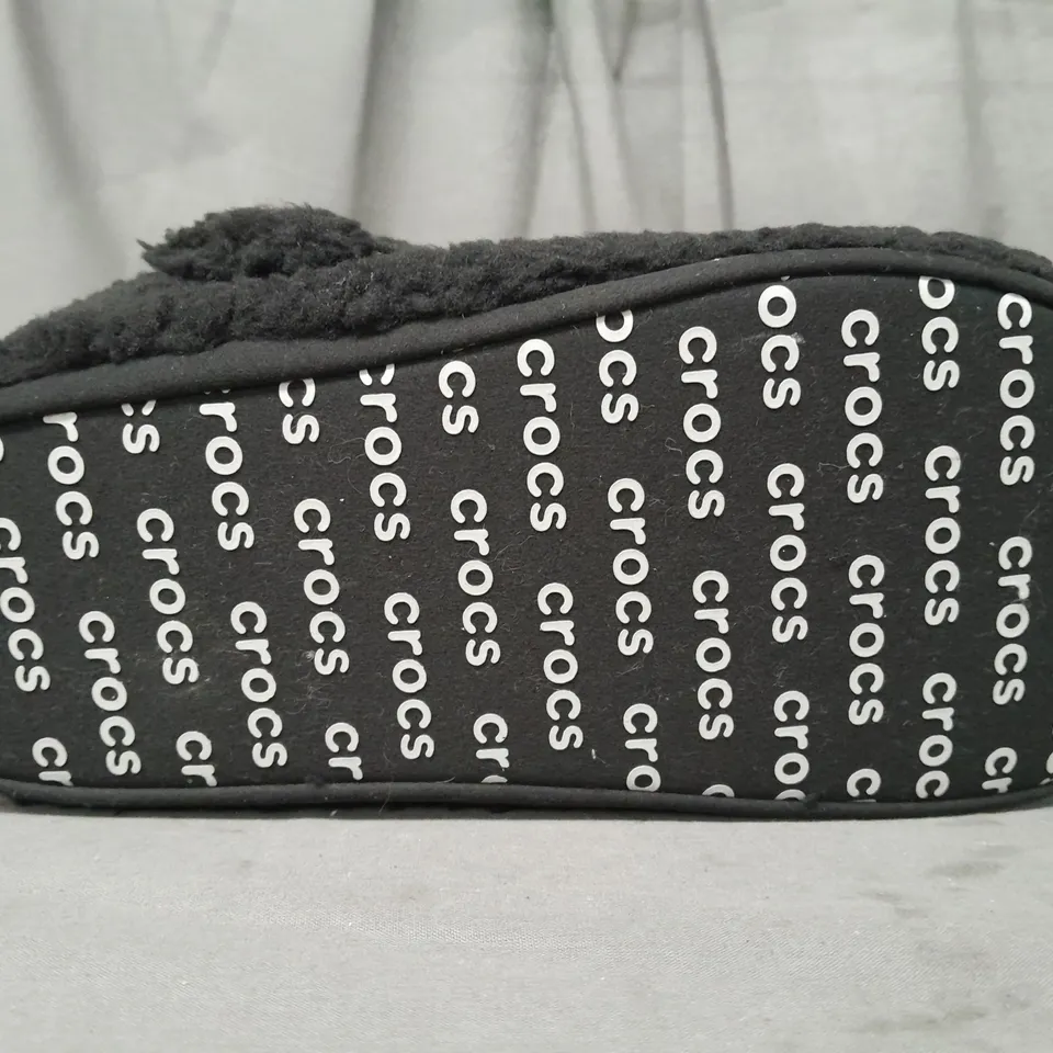PAIR OF CROCS CLASSIC COZZZY SLIPPERS IN BLACK UK SIZE M7/W8