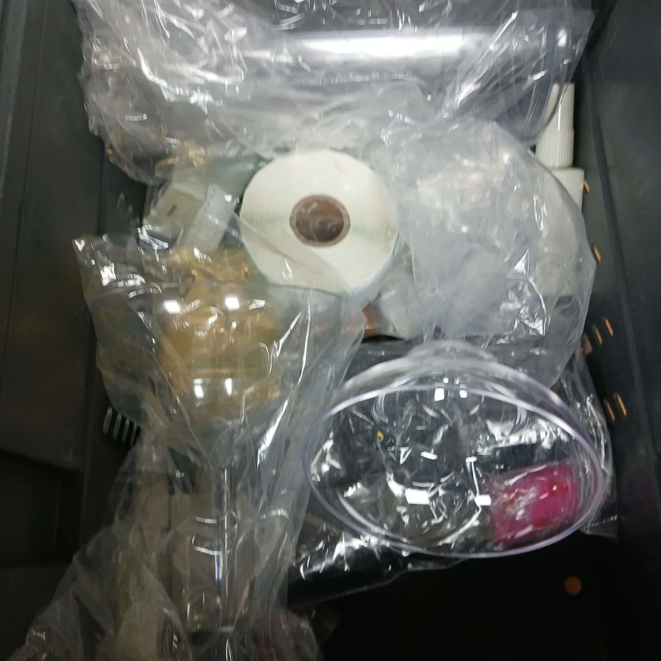APPROXIMATELY 15 ASSORTED HOUSEHOLD ITEMS TO INCLUDE - AIR UP PODS - CHEESE KNIVES - PEELER - ETC