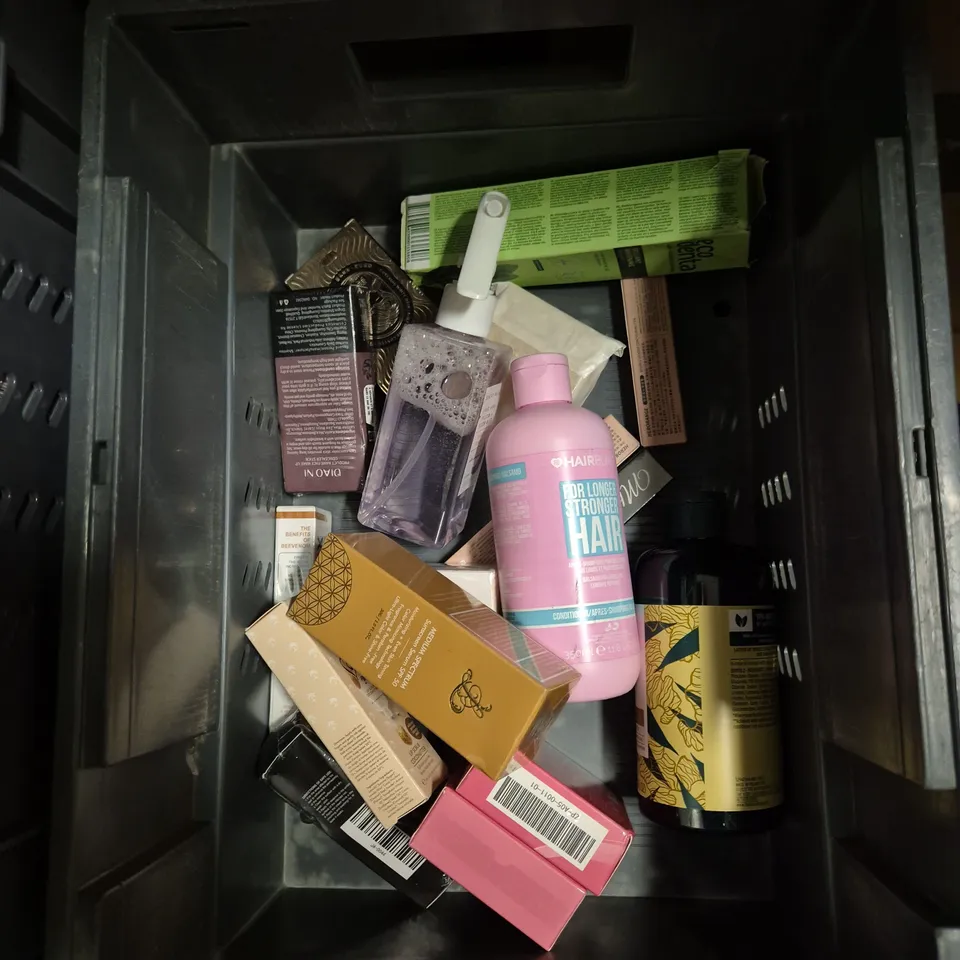 APPROXIMATELY 20 HEALTH AND BEAUTY PRODUCTS TO INCLUDE ORAL B EXPERT MOUTHWASH, AUSSIE SOS BLONDE DEEP TREATMENT AND NIVEA MEN ROLL ON DEODORANT
