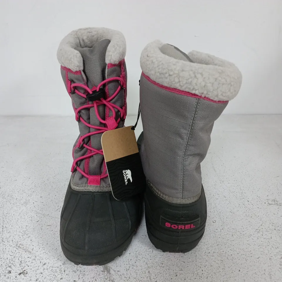 BOXED PAIR OF SOREL YOUTH CUMBERLAND 2 BOOTS IN LIGHT GREY/PINK - UK 5.5