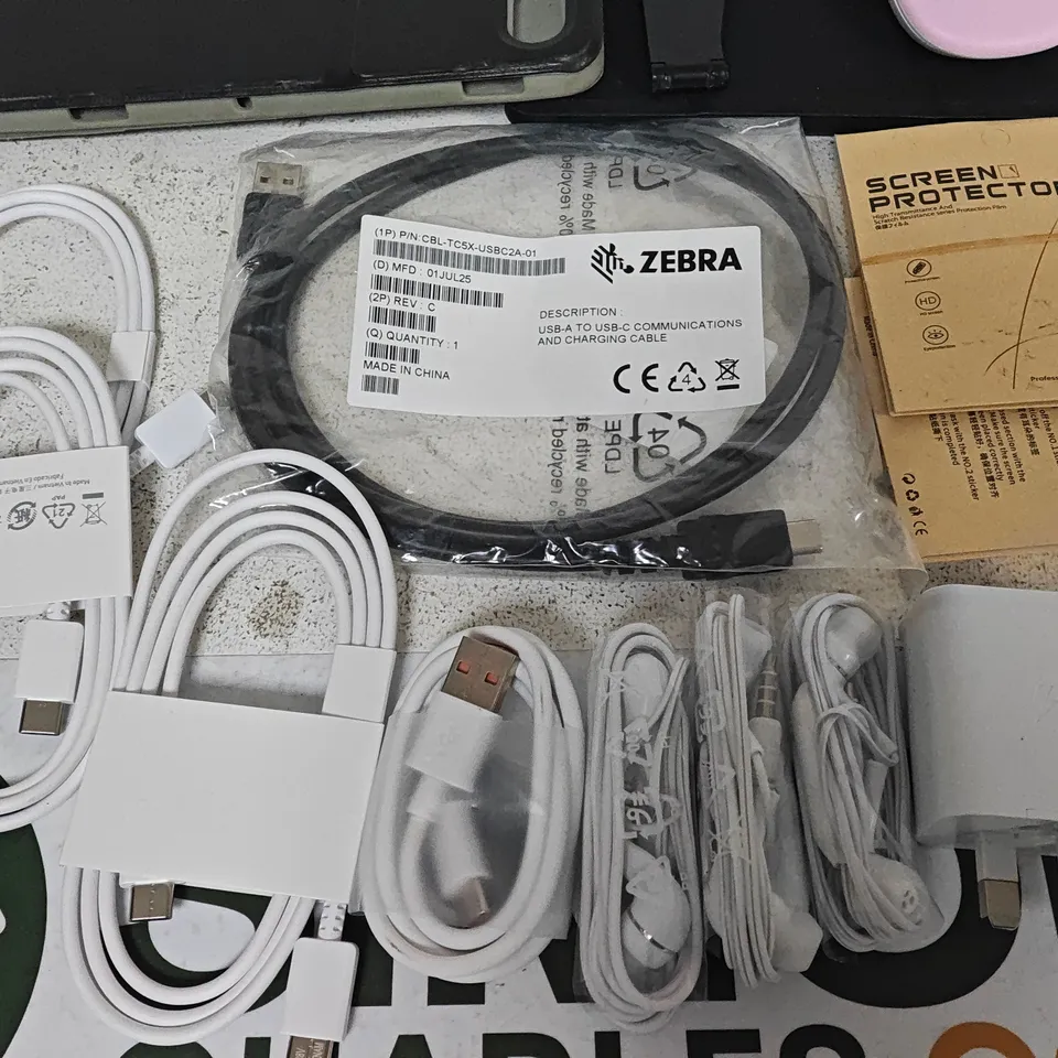 LOT OF ASSORTED MOBILE PHONE AND TABLET ACCESSORIES TO INCLUDE CHARGE CABLES, TABLET CASES AND POWER ADAPTERS