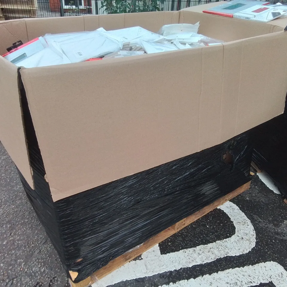 PALLET CONTAINING A LARGE QUANTITY OF ASSORTED BRAND NEW PHONE AND TABLET CASES AND SCREEN PROTECTORS 