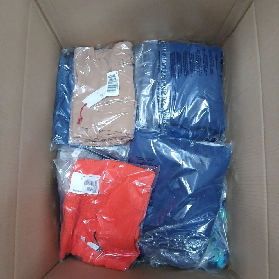 BOX OF APPROXIMATELY 20 ASSORTED CLOTHING AND FASHION ITEMS IN VARIOUS STYLES, SIZES, AND COLOURS - COLLECTION ONLY