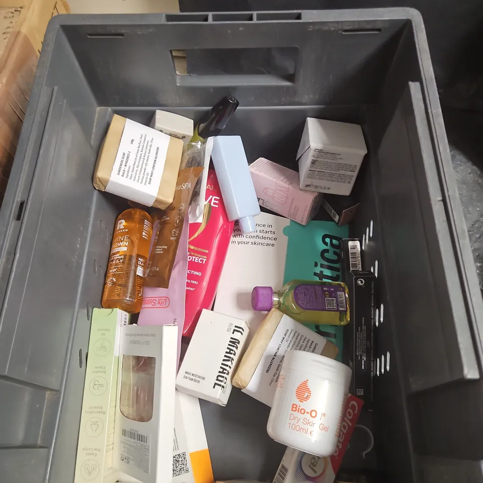 APPROXIMATLEY 25 ASSORTED HEALTH & BEAUTY PRODUCTS LOT – VASELINE, L’ORÉAL MEN EXPERT, BIO-OIL GEL & MORE