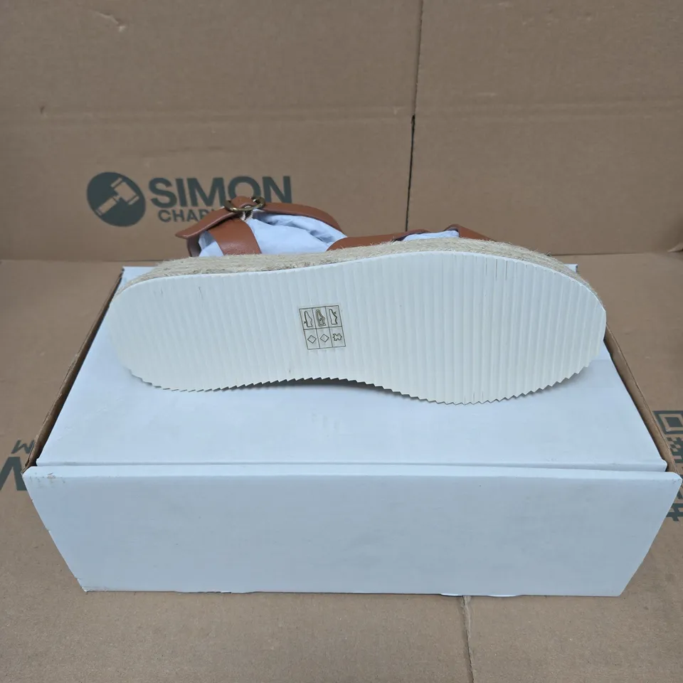 BEN DE LISI PALMA LEATHER SANDAL UK 8 BOXED