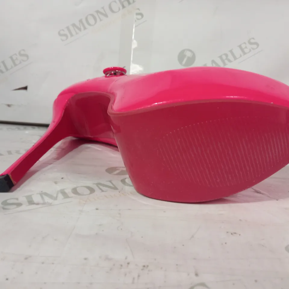 BOXED PAIR OF NOO SHOES CLOSED TOE PLATFORM STILETTO HEELS IN HOT PINK EU SIZE 45