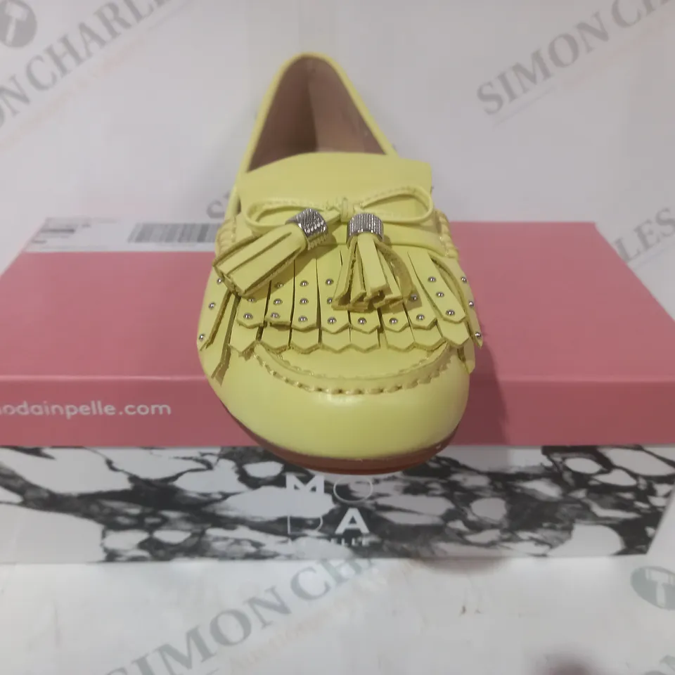 BOXED PAIR OF MODA IN PELLE ETHELIA LEATHER LOAFERS IN LEMON COLOUR SIZE 6