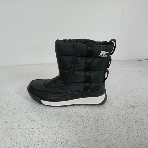 BOXED PAIR OF SOREL CHILDRENS WHITNEY 2 PUFFY MID BOOTS IN BLACK - UK 12