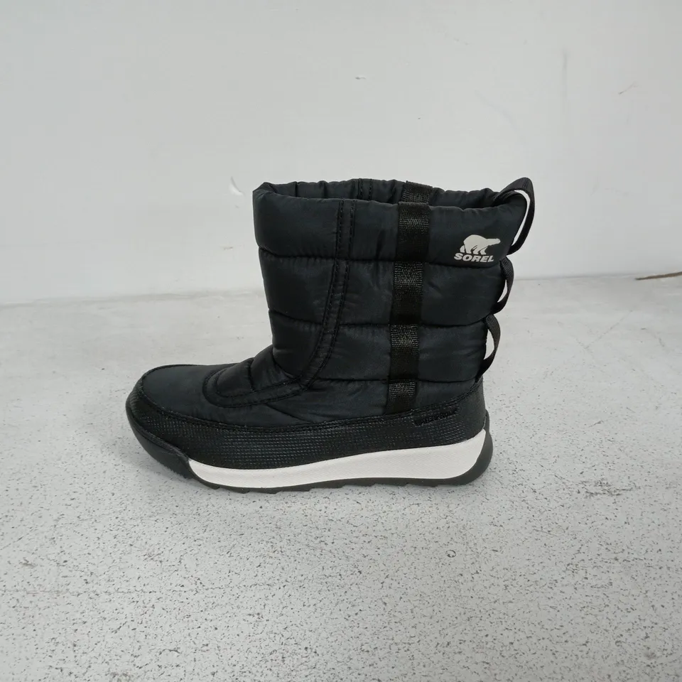 BOXED PAIR OF SOREL CHILDRENS WHITNEY 2 PUFFY MID BOOTS IN BLACK - UK 12