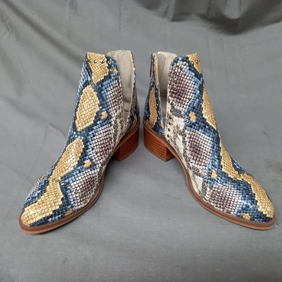 BOXED PAIR OF STEVE MADDEN CONSPIRE SYNTHETIC ANKLE BOOTS IN MULTI EU SIZE 36