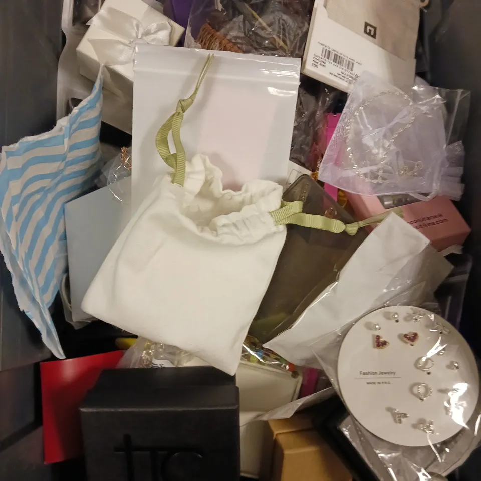APPROXIMATELY 30 ASSORTED JEWELLERY ITEMS TO INCLUDE RINGS, BRACELETS, NECKLACES ETC	