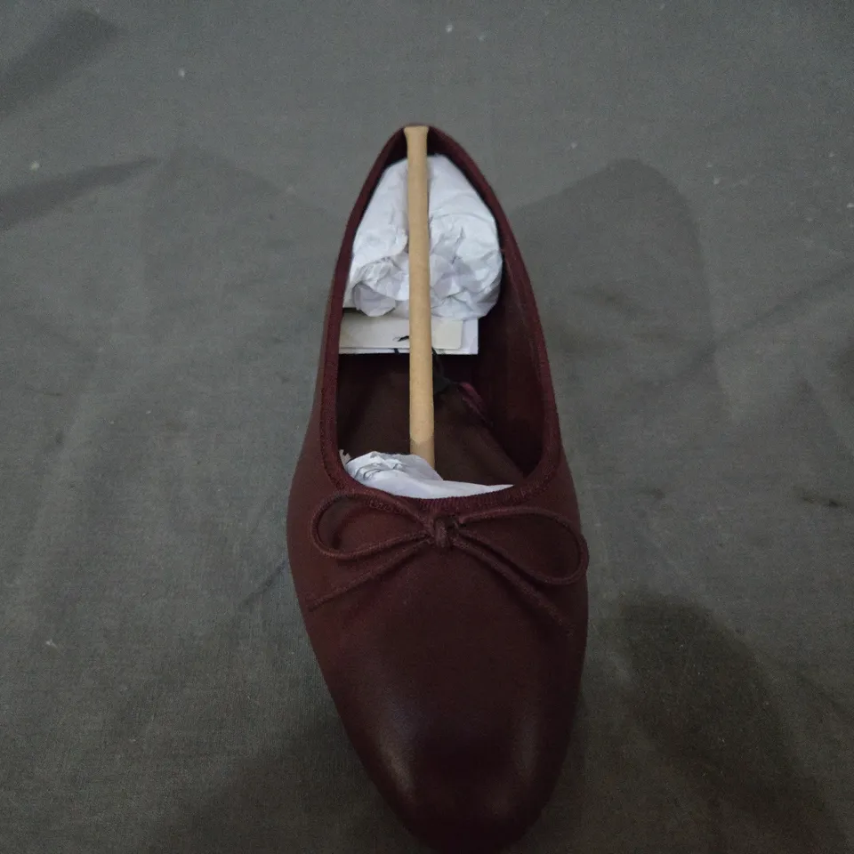 BOXED PAIR OF MNG WOMEN'S SLIP-ON SHOES IN BURGUNDY UK SIZE 3