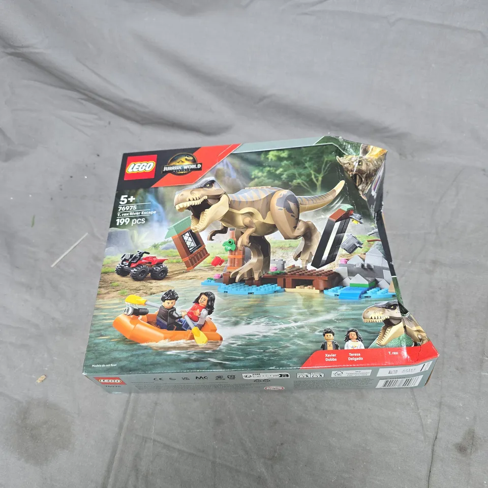 LEGO JURASSIC WORLD REBIRTH T REX RIVER ESCAPE 199 PIECES, 76975. 5+