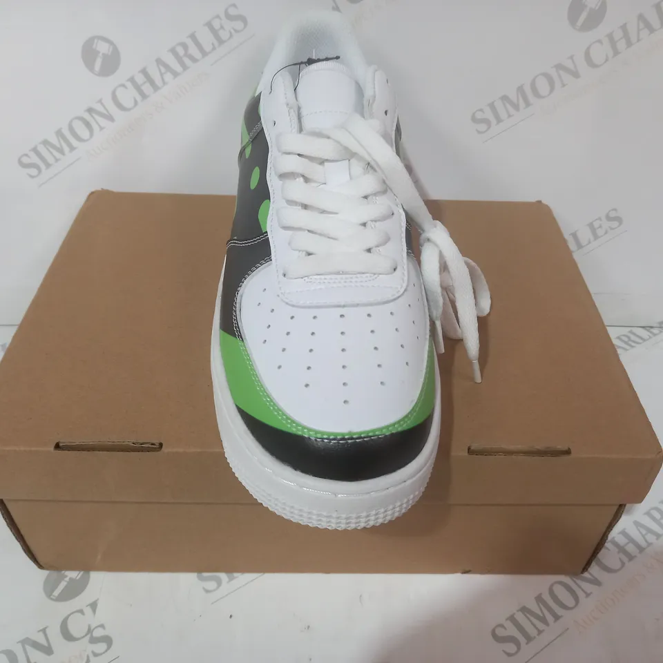 BOXED PAIR OF SHOE ZERO SAGE TRAINERS IN BLACK/GREEN/WHITE EU SIZE 43