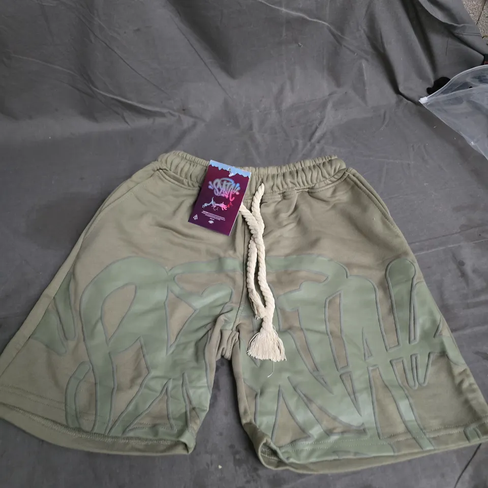 SYNA MEN'S OLIVE GREEN DRAWSTRING SHORTS WITH GRAPHIC PRINT SIZE M 