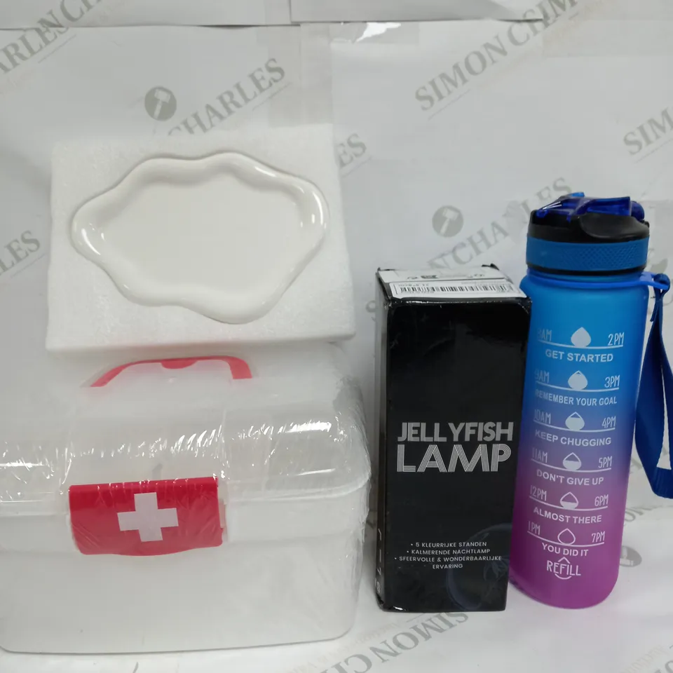 BOX OF APPROXIMATELY 10 ASSORTED ITEMS TO INCLUDE WATER BOTTLE, JELLYFISH LAMP, SOAP DISH ETC