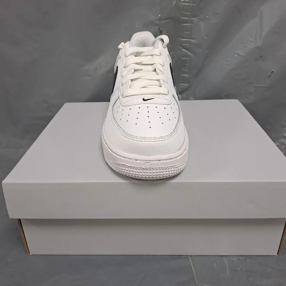BOXED PAIR OF NIKE AIR FORCE 1 SHOES IN WHITE/BLACK UK 3.5