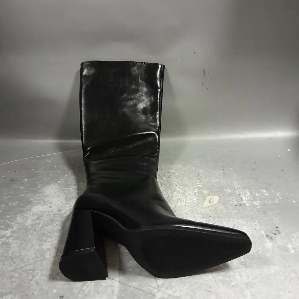 PAIR OF BERSHKA KNEE HIGH BLOCK HEEL BOOTS IN BLACK SIZE UK 3