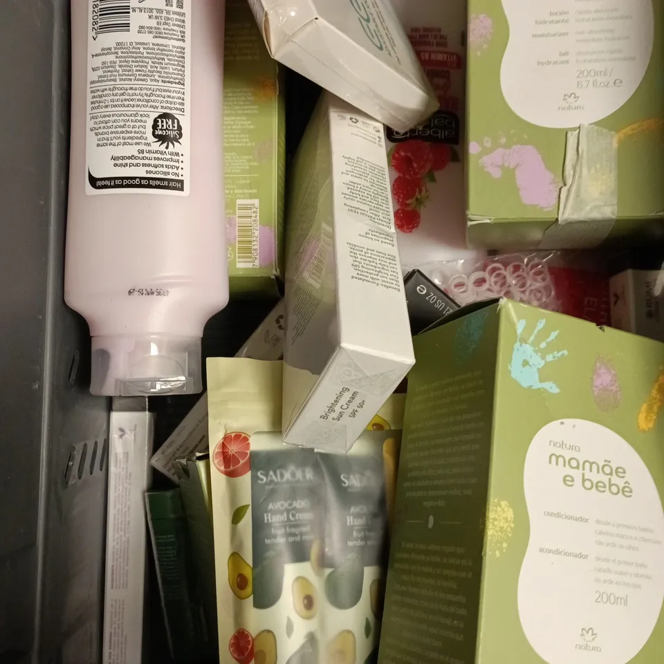 APPROXIMATELY 15 ASSORTED HEALTH & BEAUTY PRODUCTS TO INCLUDE WAX BEADS, TEETH WHITENING STRIPS, STAY PERFECT MASCARA ETC 