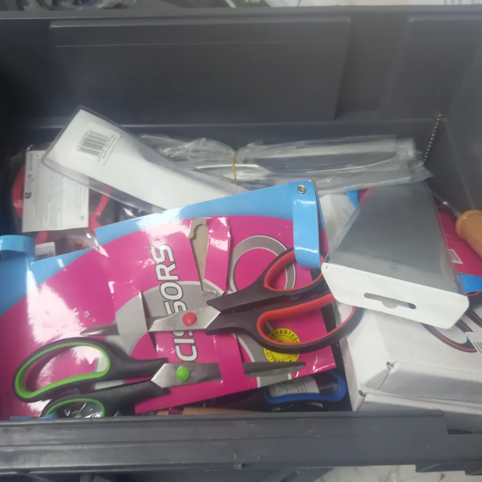 LOT OF ASSORTED TOOLS AND HOUSEHOLD ITEMS TO INCLUDE SCISSORS, KNIVES AND CHISELS