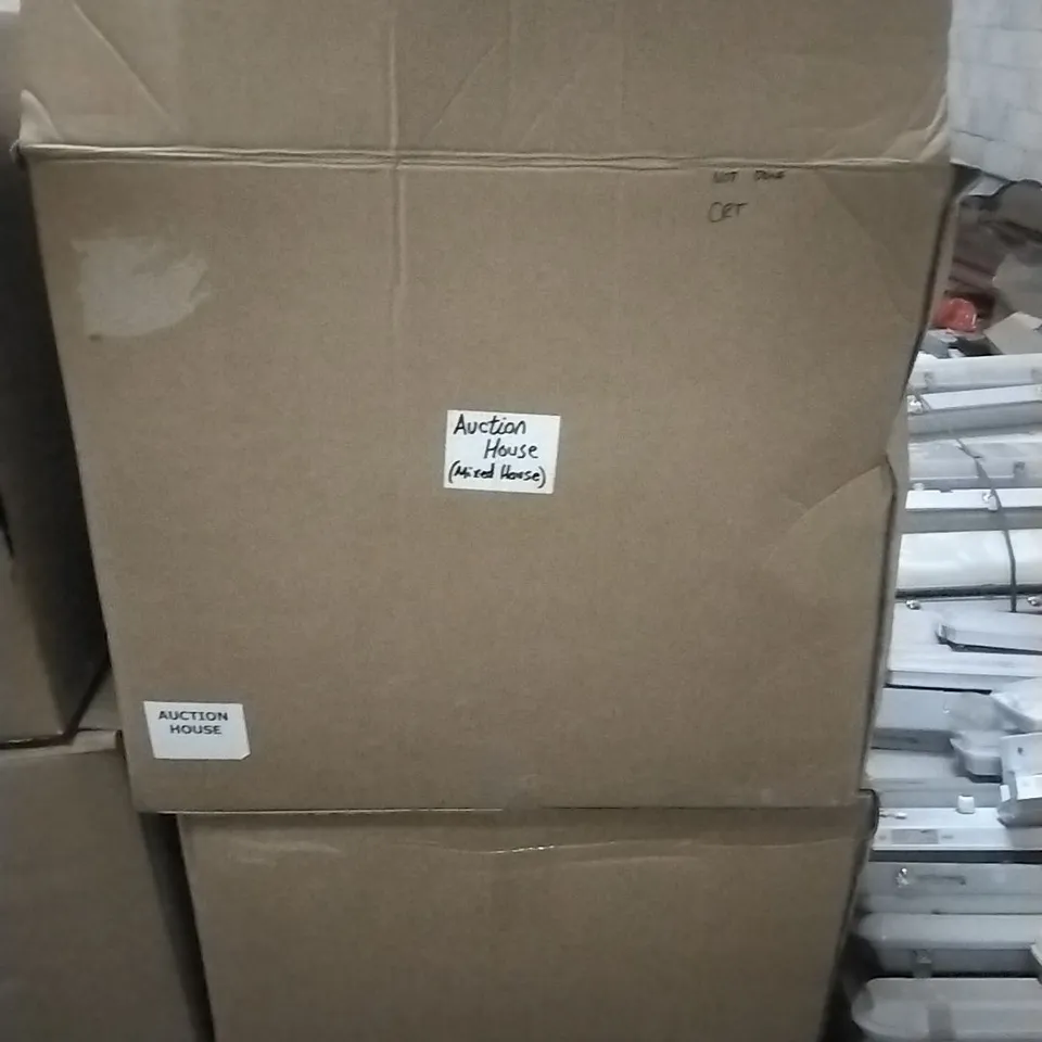 A PALLET CONTAINING A LARGE QUANTITY OF TRAVEL PILLOWS, SILENT NIGHT MATTRESS TOPPERS AND PILLOWS, OTHER SIMILAR PRODUCTS ETC