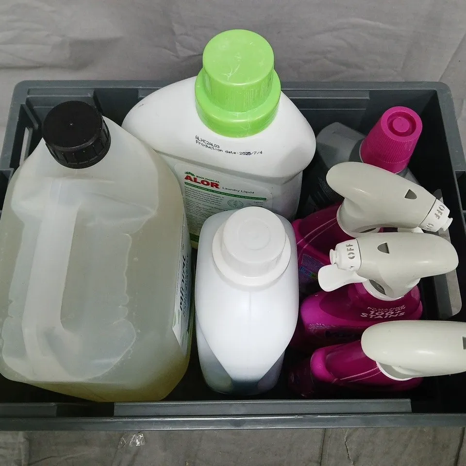 APPROXIMATELY 7 ASSORTED HOUSEHOLD LIQUID PRODUCTS TO INCLUDE VANISH OXI ACTION, MINIML ECO-FRIENDLY HAND SOAP, ASTONISH CARPET CARE, ETC