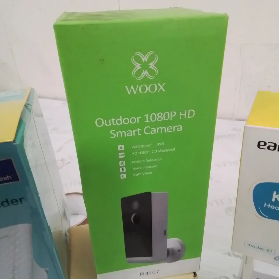 BOX CONTAINING LARGE AMOUNT OF BOXED ELECTRICAL ITEMS TO INCLUDE: OUTDOOR SMART CAMERA, PHONE CASES, KIDS HEADPHONES, ILLUSION LAMPS ETC.