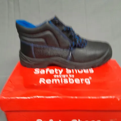 BOXED PAIR OF SAFETY SHOES BY REMISBERG BLACK/NAVY BOOTS SIZE 43