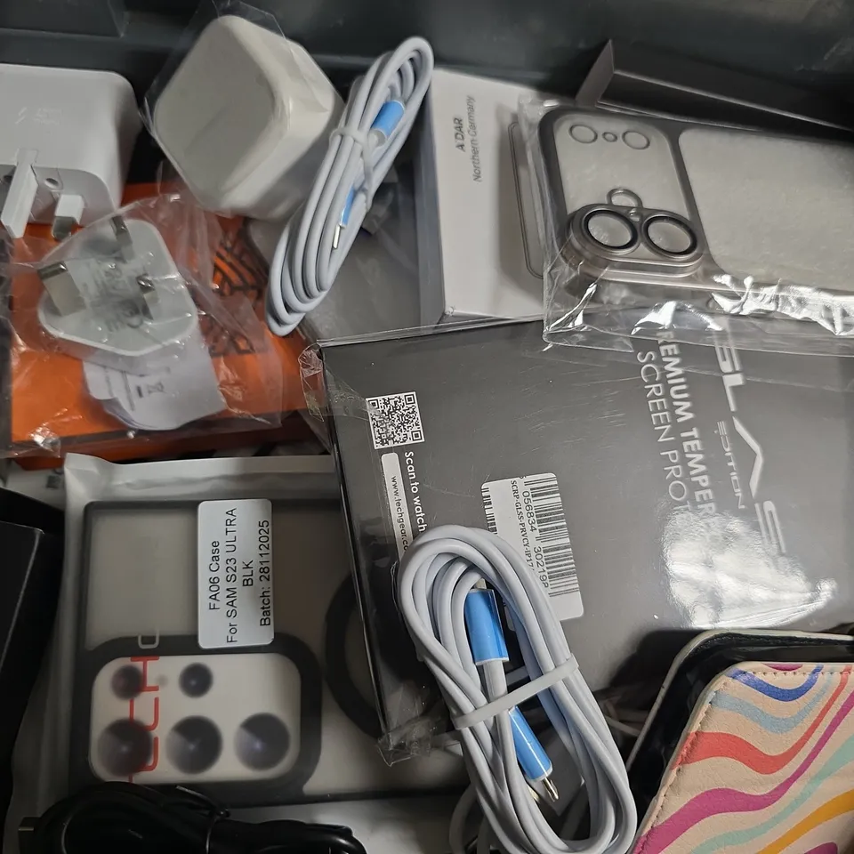 APPROXIMATELY 10 ASSORTED HOUSEHOLD ITEMS TO INCLUDE POWER BANK, SCREEN PROTECTOR, ETC