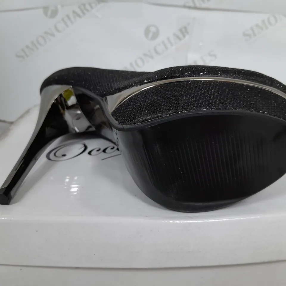 BOXED PAIR OF OCCASSIONS BY CASANDRA CLOSED TOE HEELS IN SPARKLE BLACK - SIZE 5