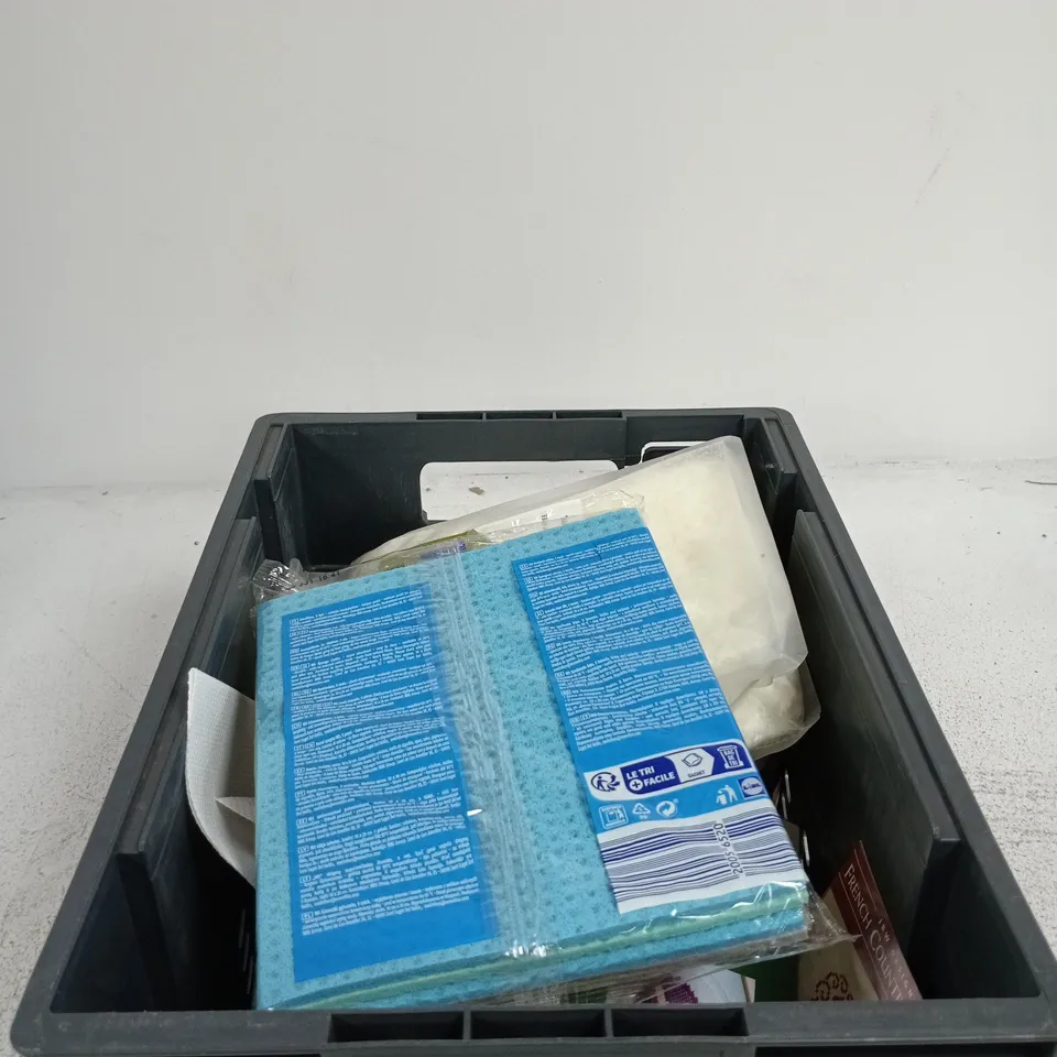 TOTE OF APPROXIMATELY 15 ASSORTED ITEMS TO INCLUDE SOY WAX FLAKES, W5 SPONGE CLOTHES, PORCELAIN HEART COASTER ETC