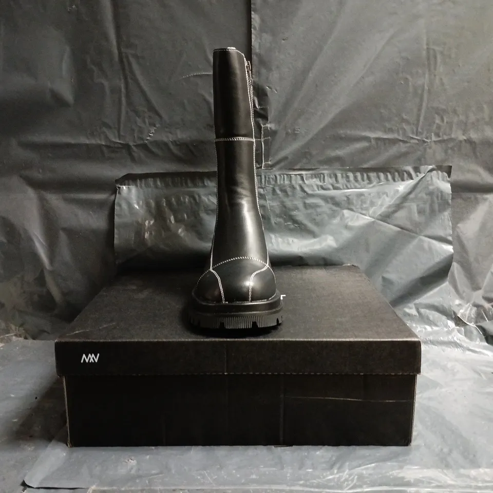 BOXED PAIR OF MATT & NAT ANKLE BOOTS IN BLACK SIZE UK 7