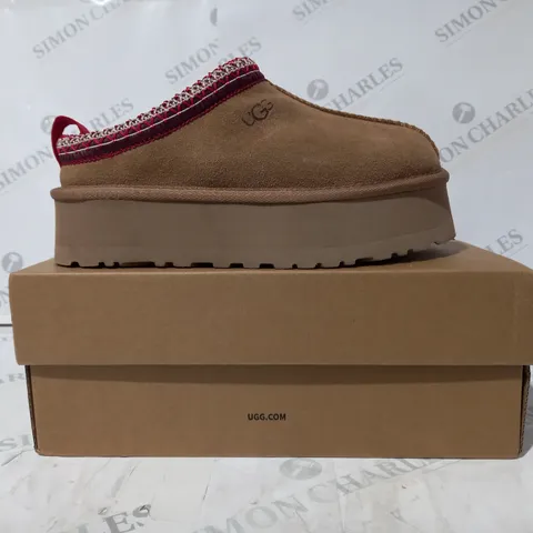 BOXED PAIR OF UGG WTAZZ SHOES IN TAN UK SIZE 4