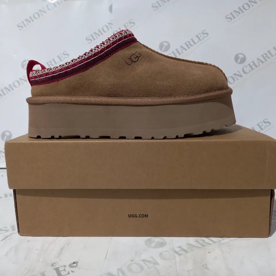 BOXED PAIR OF UGG WTAZZ SHOES IN TAN UK SIZE 4