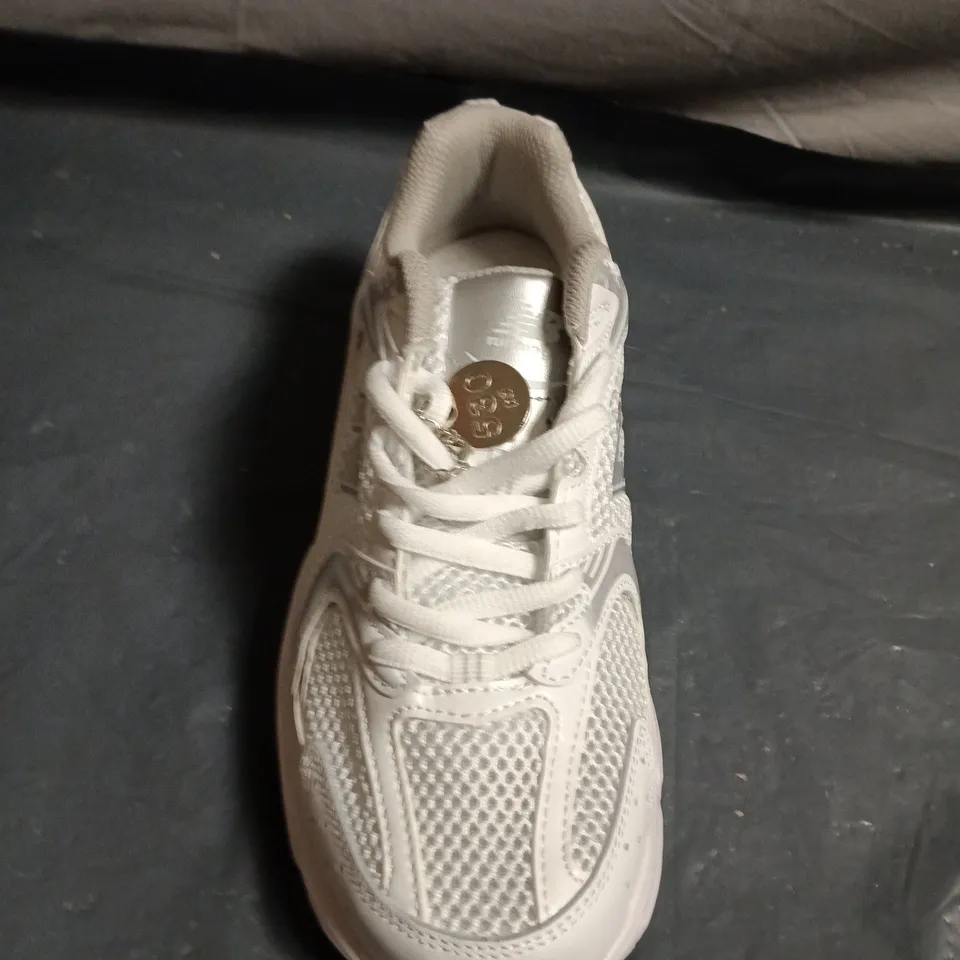 PAIR OF NEW BALANCE RUNNING TRAINERS – SIZE UNSPECIFIED