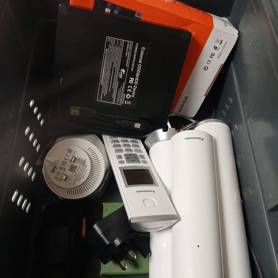 APPROXIMATELY 10 ASSORTED ELECTRICAL PRODUCTS TO INCLUDE CARBON MONOXIDE ALARM, HDMI SWITCH, USB SHARING SWITCH ETC 