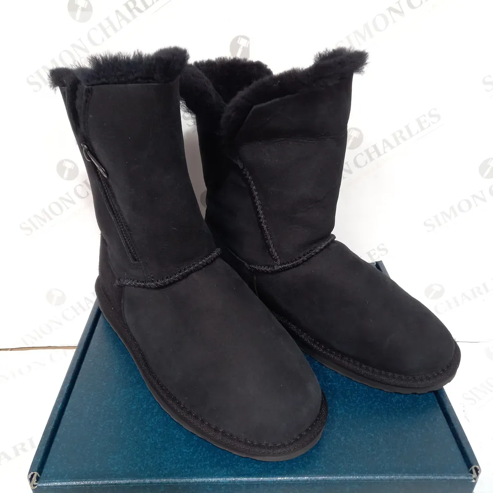 BOXED PAIR OF EMU AUSTRALIA SIZE 7 BOOTS 