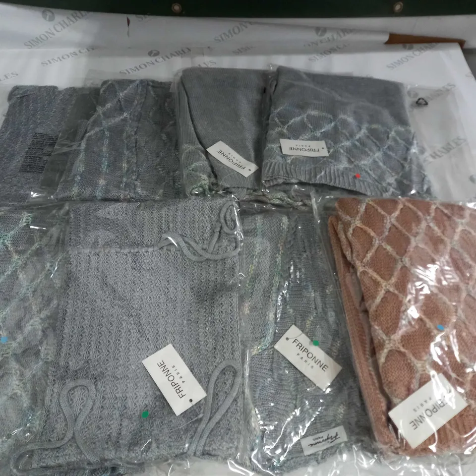 LOT OF 8 ASSORTED KNITWEAR CLOTHING ITEMS - VARIOUS SIZES
