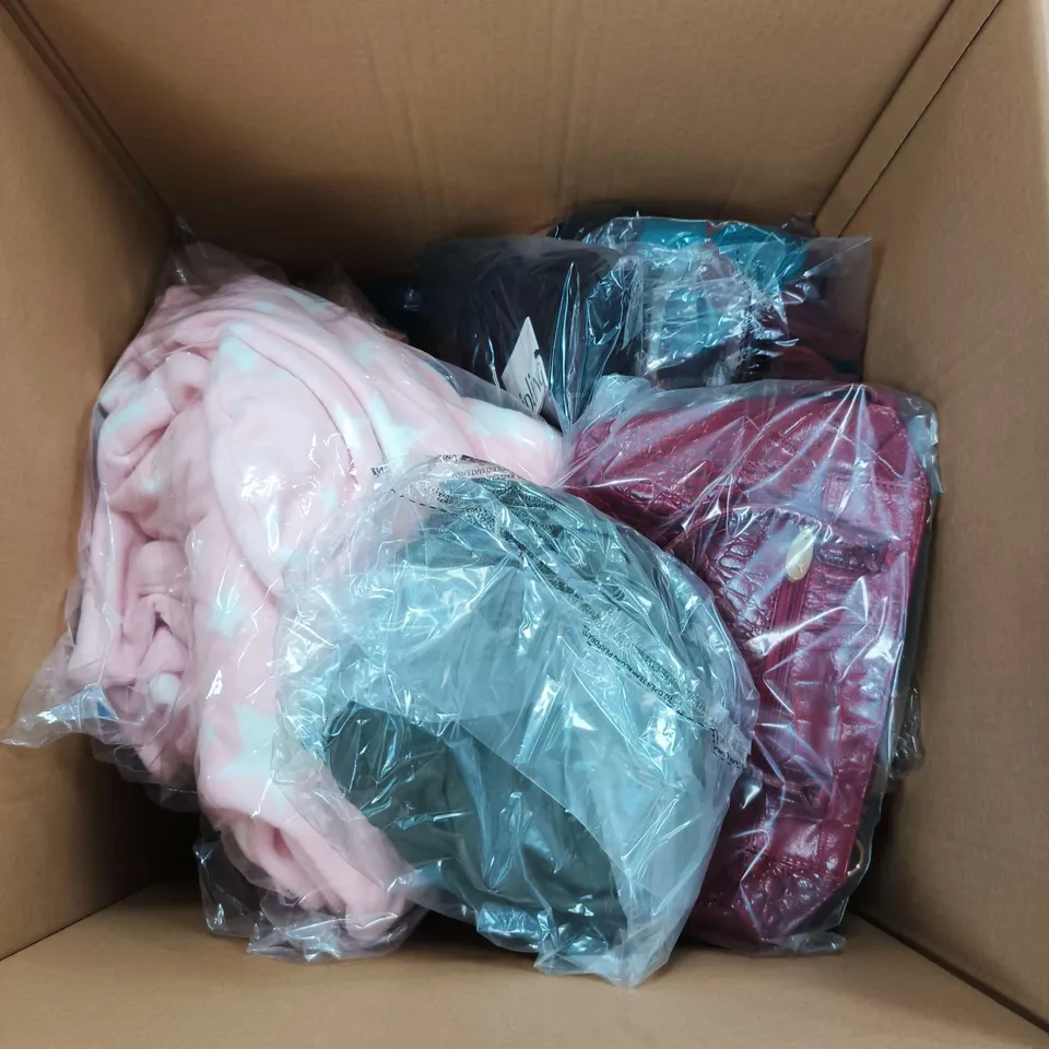 BOX OF APPROXIMATELY 25 ASSORTED CLOTHING ITEMS TO INCLUDE MUK LUKS, COZEE HOME, K&C ETC