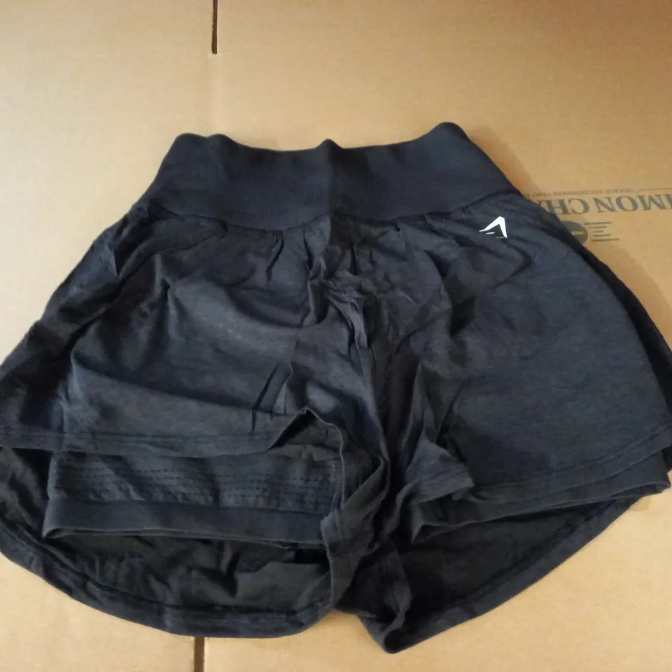 GYMSHARK BLACK SHORTS - M
