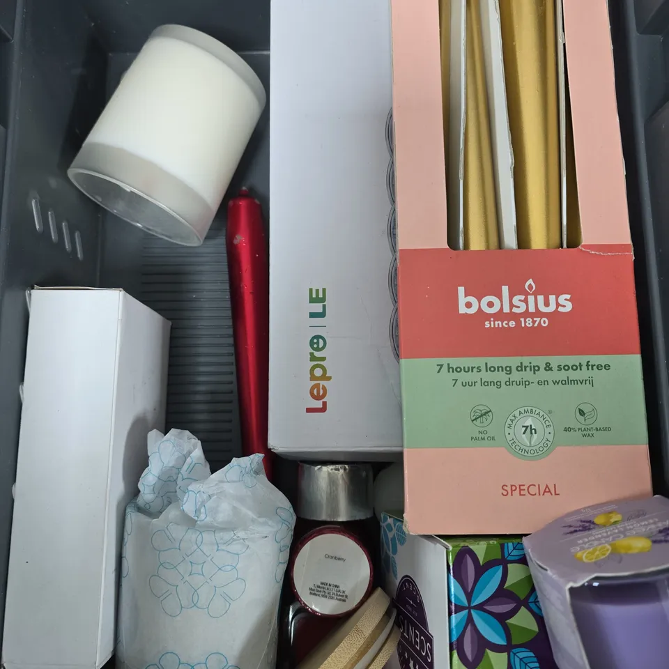 APPROXIMATELY 6 ASSORTED HOUSEHOLD PRODUCTS TO INCLUDE SCENTED CANDLES & LED LIGHTS 