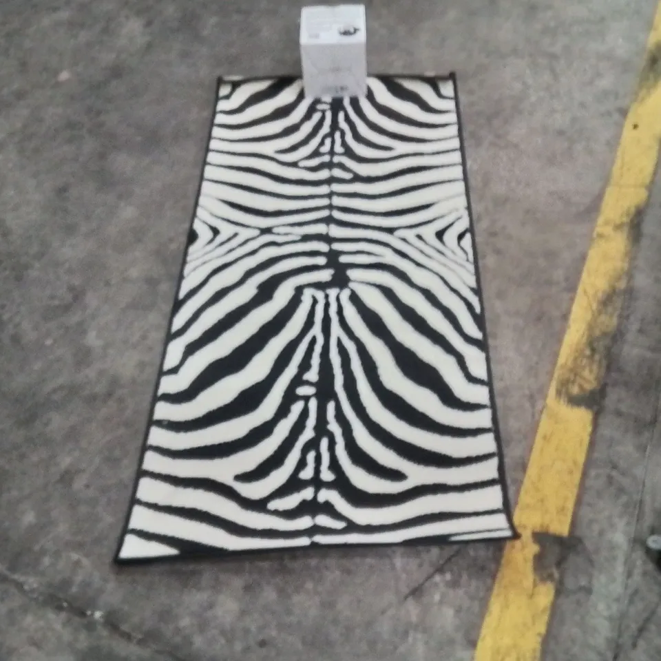 QUALITY DESIGNER AREA RUG - APPROXIMATELY 150X70