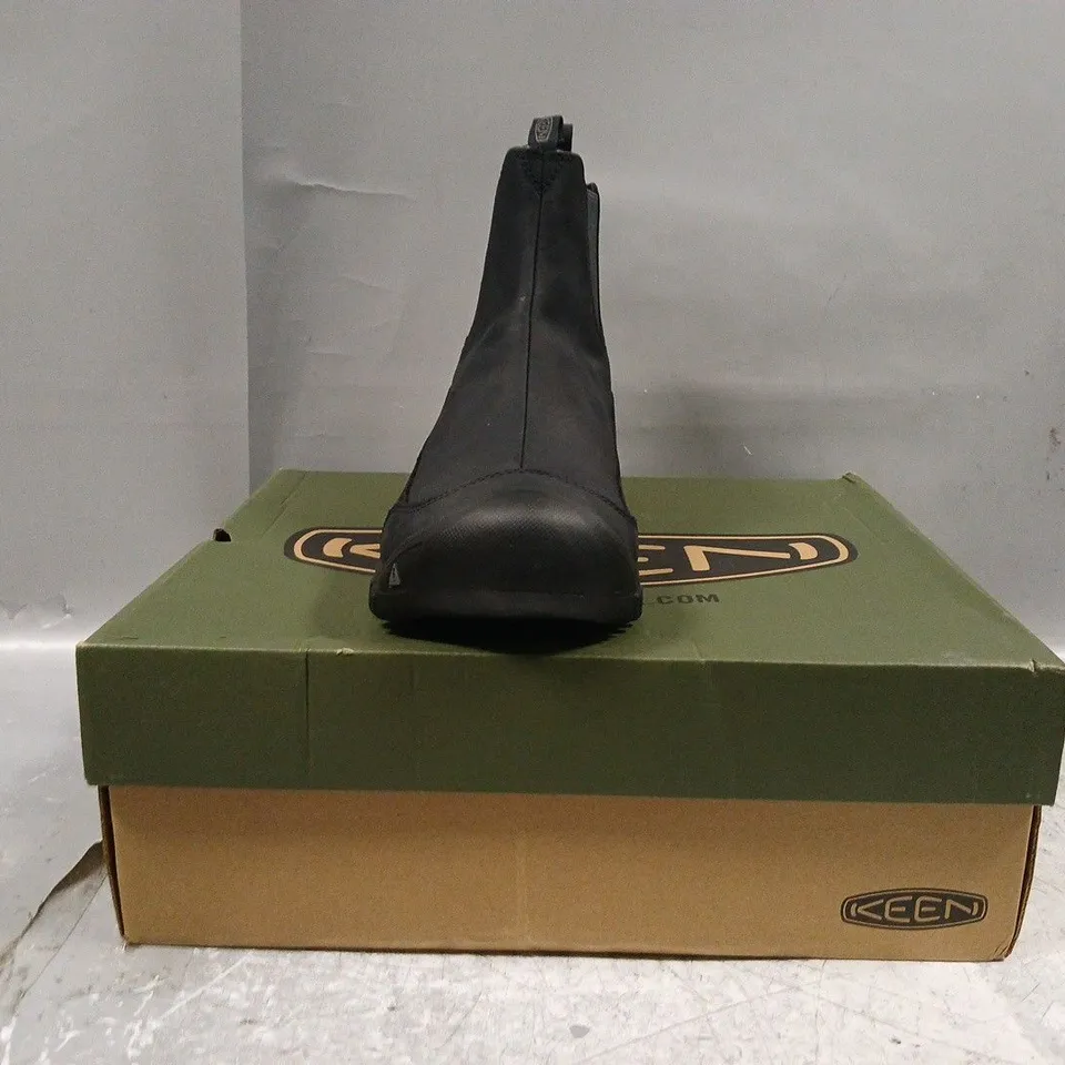 BOXED PAIR OF KEEN ANCHORAGE BOOT III IN BLACK/RAVEN SIZE UK 10.5