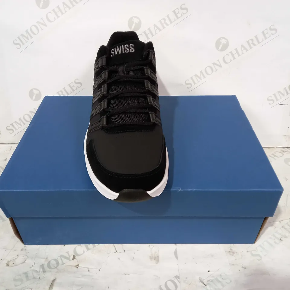 BOXED PAIR OF K-SWISS VISTA TRAINERS IN BLACK UK SIZE 9