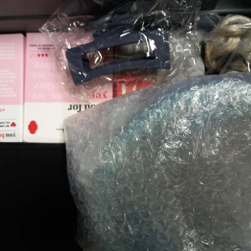 LOT OF APPROXIMATELY 10 ASSORTED HEALTH & BEAUTY ITEMS, TO INCLUDE MOSQUITO BRACELETS, MAKE UP REMOVER PADS, ESSENTIAL OILS, ETC