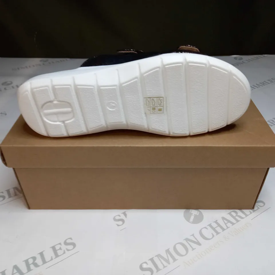 BOXED PAIR OF CUSHION WALK BLACK STRAPPED SANDALS - SIZE 4