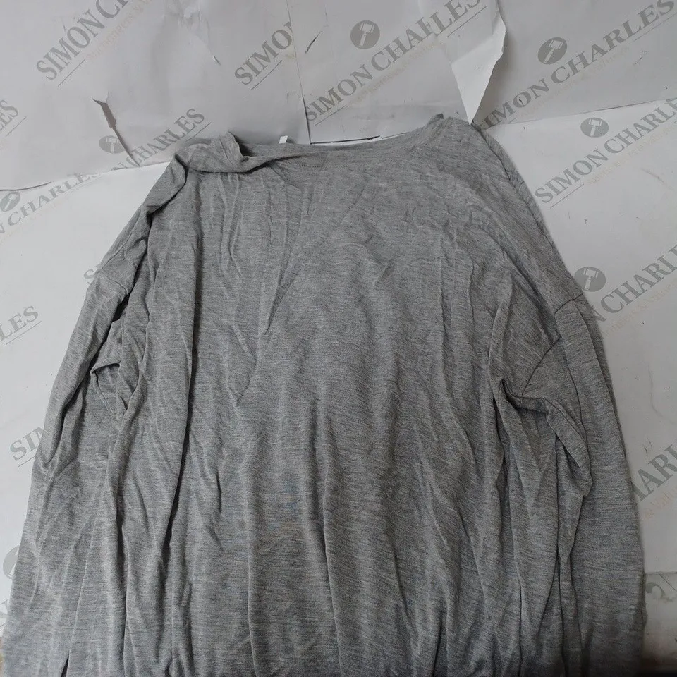 APPROXIMATELY 10 CLOTHING INCLUDING: SHIRTS AND BLOUSES BY WAYNNE LAYERS (ALL OF DIFFERENT SIZES)