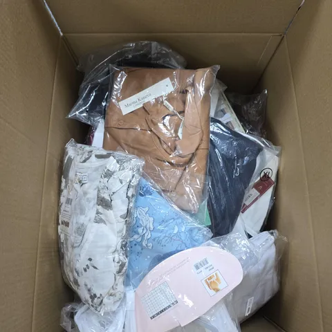 BOX OF APPROXIMATELY 20 ASSORTED CLOTHING ITEMS IN VARIOUS COLOURS, STYLES AND SIZES